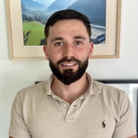Hugo, Manager