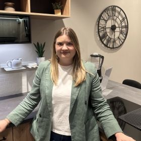 Louise, Manager